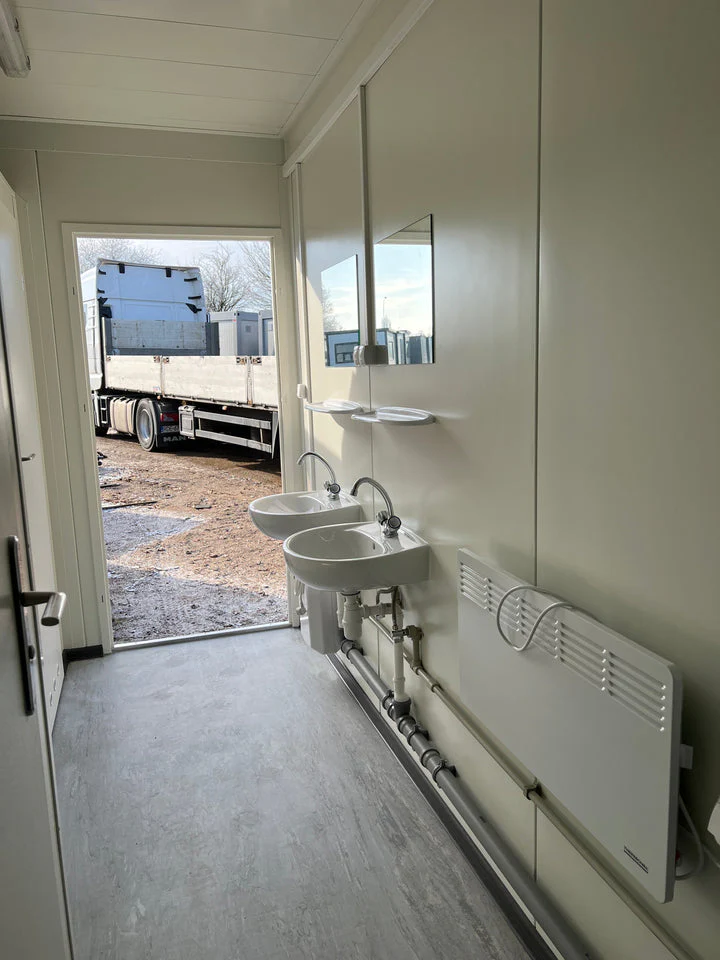 Modulo sanitario 6 × 2,44 m con 5 WC - immagine 3