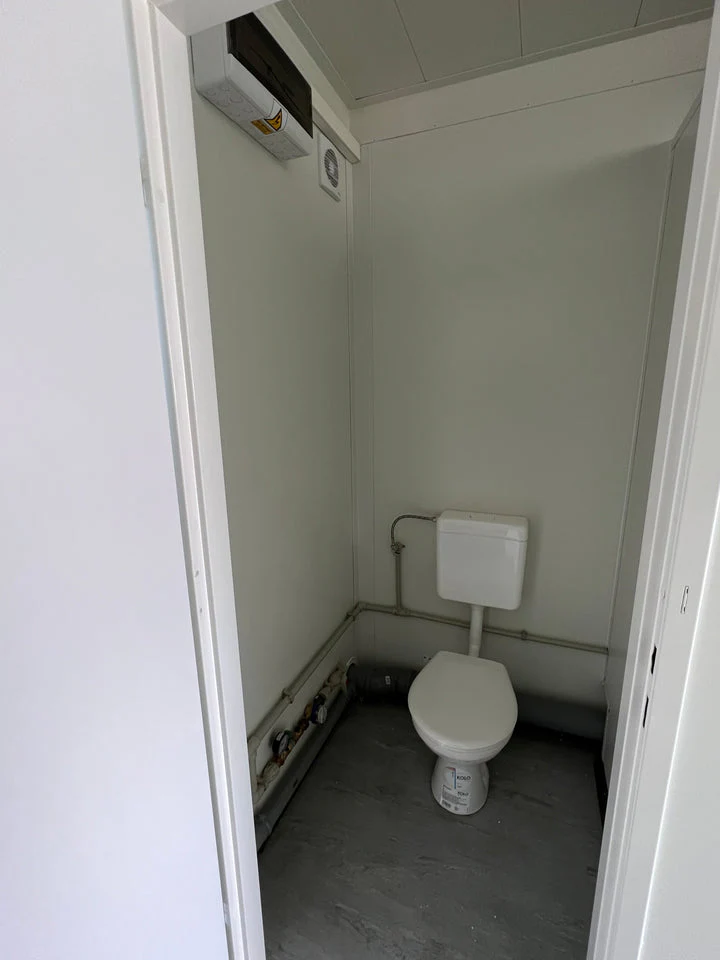 Modulo sanitario 6 × 2,44 m con 5 WC - immagine 4
