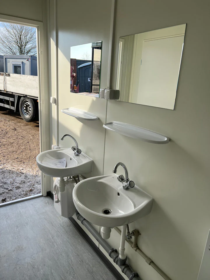 Modulo sanitario 6 × 2,44 m con 5 WC - immagine 6